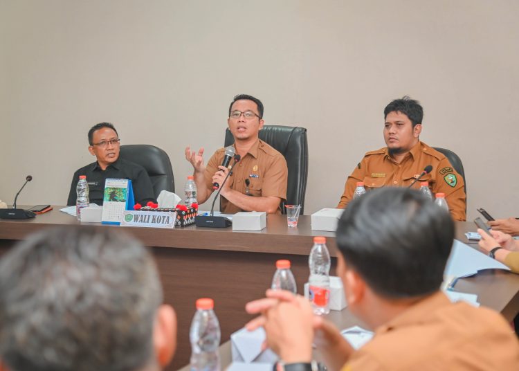 Plt. Sekdako Padangsidimpuan Roni Gunawan Rambe (tengah)  pada rapat penilaian evaluasi penerapan Sistem Pemerintahan Berbasis Elektronik (SPBE) tahun 2024.(Satunusantara news/HO-Dinas Kominfo Padangsidimpuan).