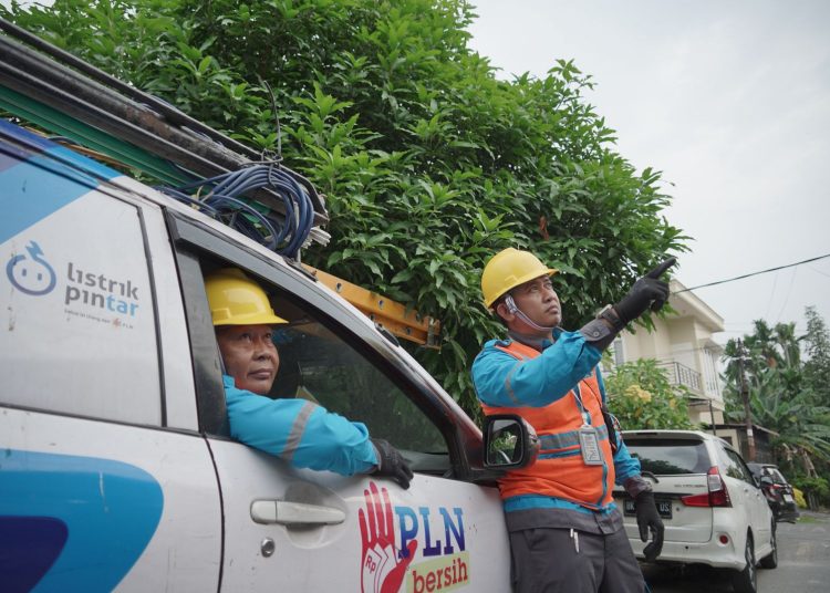 Petugas Pelayanan Teknik (Yantek) PLN UID Sumut senantiasa menjaga pasokan listrik tetap andal dan sigap dalam memberikan pelayanan terbaik kepada masyarakat.(Satunusantara news/HO-Humas PLN UID Sumut).
