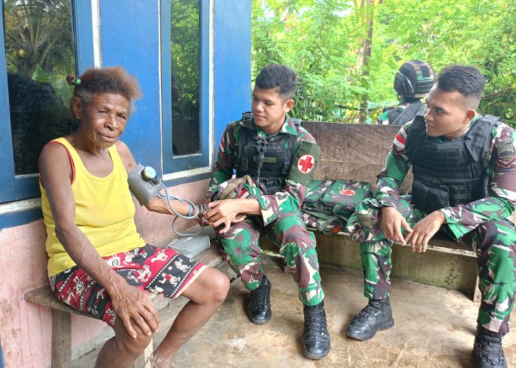 Satgas Pamtas RI-PNG Yonif 122/Tombak Sakti memberikan sembako dan pelayanan kesehatan kepada warga di Kampung Uskuar, Distrik Mannem, Kabupaten Keerom, Papua.(Satunusantara news/HO-Yonif 122/TS)