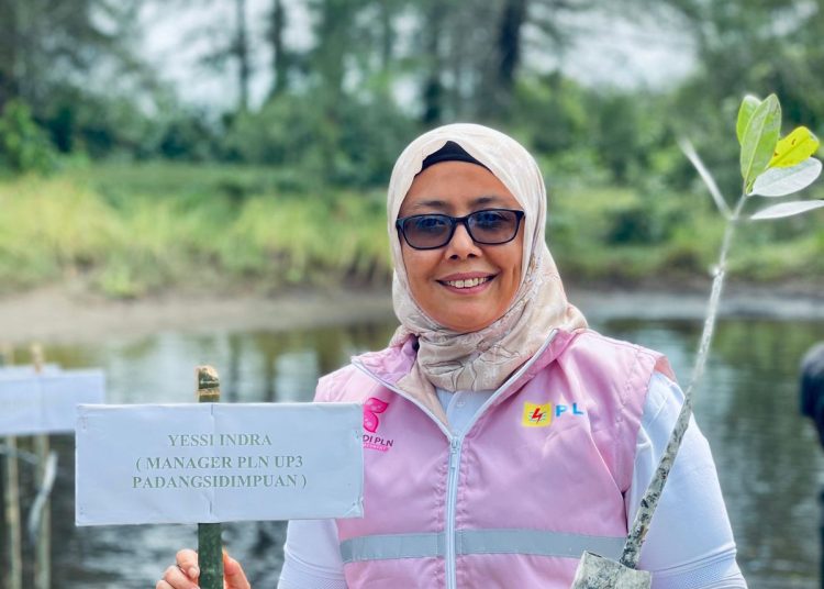 Manajer PLN UP3 Padangsidimpuan dan Champion Srikandi PLN UID Sumut, Yessi Indra ikut dalam aksi penanaman 100 bibit mangrove  di Pantai Muara Opu.(Satunusantara news/HO-Humas PLN UID Sumut).