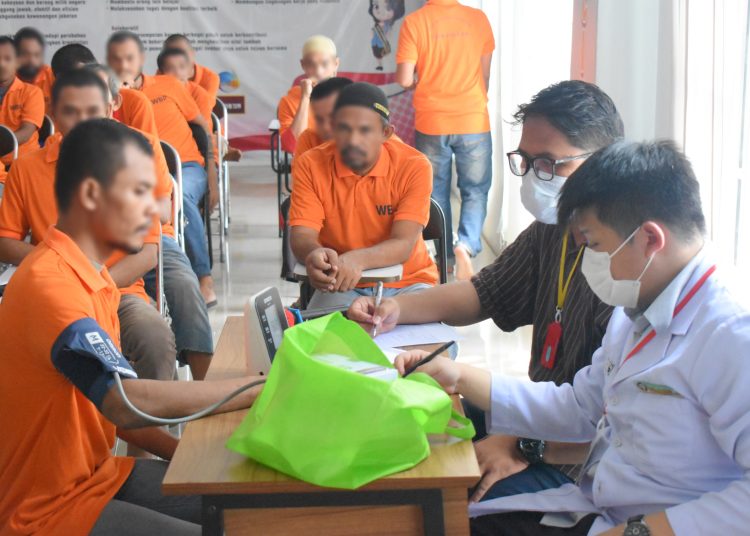 Tim medis dari Puskesmas Medan melaksanakan Screnning HIV dan Sifilis bagi Warga Binaan Rutan Kelas I Labuhan Deli.(Satunusantara.news/HO-Humas Rutan Labuhan Deli).