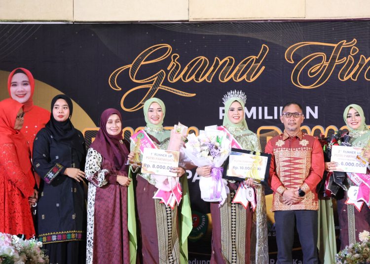 Sekda Kabupaten Tapsel Sofyan Adil (nomor dua kanan) saat foto bersama dengan Putri Pariwisata Tapanuli Selatan tahun 2024.(Satunusantara news/HO-Porkopim Tapsel)