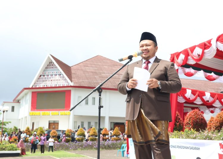 Bupati Tapsel  Dolly Pasaribu mengenakan baju Adat Angkola saat memimpin upacara Hardiknas Tahun 2024.(Satunusantara news/HO-Porkopim Tapsel).