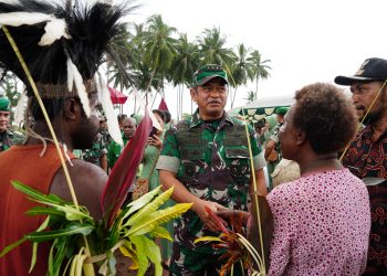 Kasad lakukan panen padi bersama masyarakat di Kampung Ivi Hamad Kabupaten Merauke