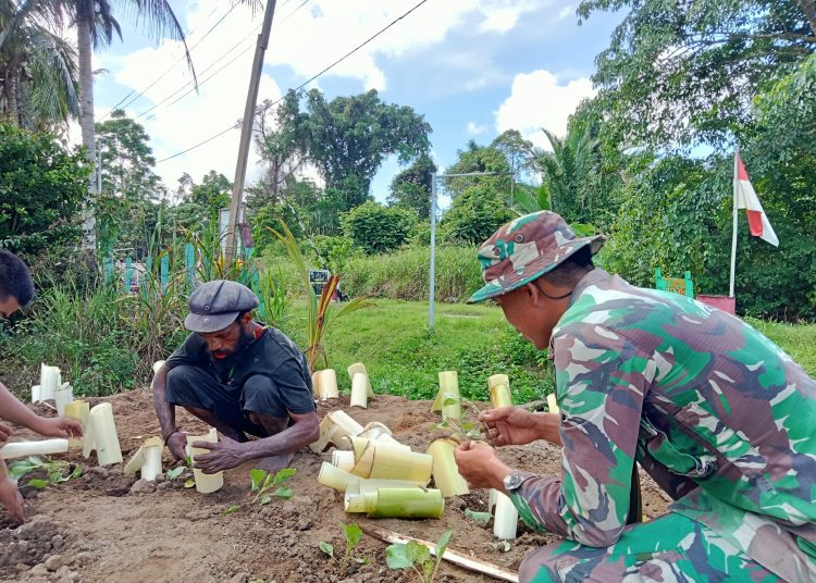 Satgas Pamtas RI-PNG Yonif 122/TS melaksanakan pembuatan kebun dalam rangka memberikan edukasi kepada masyarakat  dengan memanfaatkan lahan kosong untuk bercocok tanam di Pos Scofro Lama, Arso Timur di Kabupaten Keerom, Papua.(Satunusantara news/HO-Yonif 122/TS).,