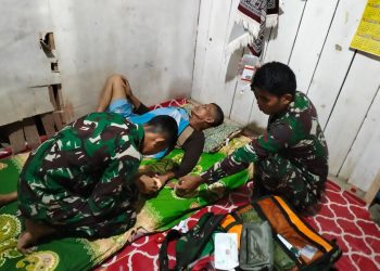 Satgas Pamtas Yonif 122/TS berikan pertolongan kesehatan kepada warga Kampung Pitewi Keerom