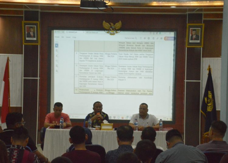 Kalapas Kelas I Medan, Maju Amintas Siburian (tengah) saat memberikan pengarahan penguatan dan evaluasi Pembangunan Zona Integritas (ZI).(Satunusantara news/HO-Humas Lapas Medan).