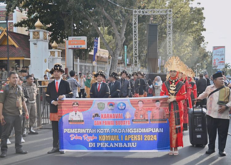 Pemko  Padangsidimpuan turut meramaikan Pawai Karnaval Budaya  pada Rapat Kerja Komwil Apeksi yang digelar di Riau.(Satunusantara news/HO-Dinas Kominfo Padangsidimpuan).