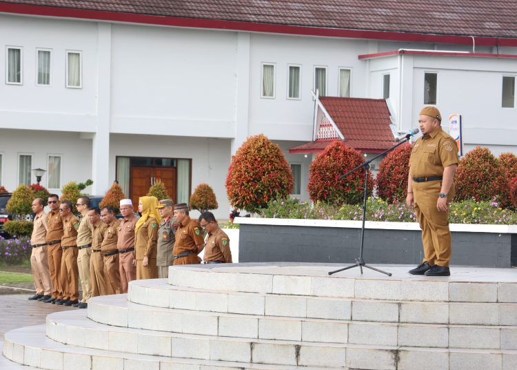 Bupati Tapsel Dolly Pasaribu (kanan) menyampaikan sambutan saat memimpin apel pagi gabungan bersama ASN Kabupaten Tapsel.(Satunusantara newsHO-Prokopim Tapsel).