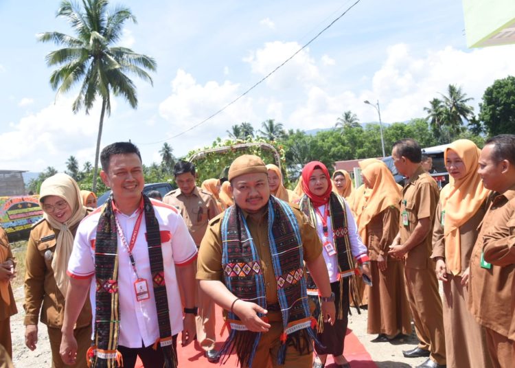 Bupati Tapsel, Dolly Pasaribu (tengah) 
 saat menghadiri acara penilaian Re-Akreditasi yang dilaksanakan di UPT Puskesmas Pintu Padang, Kecamatan Batang Angkola, Kabupaten Tapsel.(Satunusantara news/HO-Prokopim Tapsel).