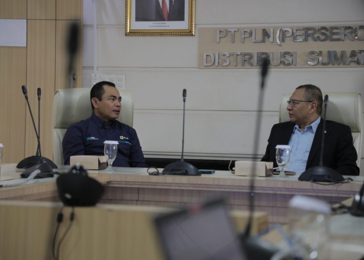 General Manajer PLN UID Sumut Saleh Siswanto (kiri) mengucapkan selamat datang kepada Anggota Komisi  VI RI HM Husni,SE (kanan) di kantor PLN UID Sumut.(Satunusantara news/HO-Humas PLN UID Sumut).