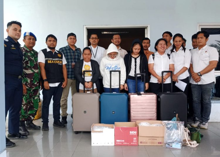 Tiga calon penumpang wanita, MS, IN dan AC ( empat, lima dan enam kiri)  yang membawa 19 kg sabu di Bandara Internasional Kualanamu, Kabupaten Deli Serdang, dirigkus petugas.(Satunusantara news/HO-Humas PT Angkasa Pura Aviasi).