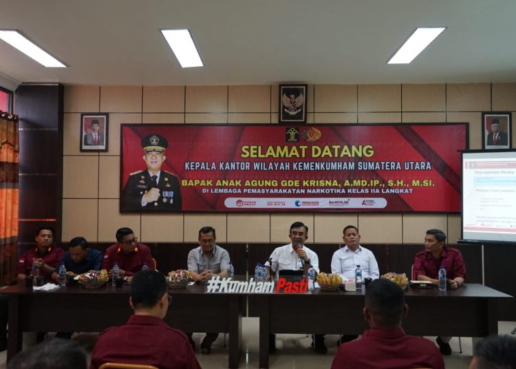 Kakanwil Kemenkumham Sumut, Anak Agung Gde Krisna (tengah) saat menyampaikan apresiasi kepada Lapas Narkotika Kelas IIA Langkat.(Satunusantara news/Humas Kemenkumham Sumut).