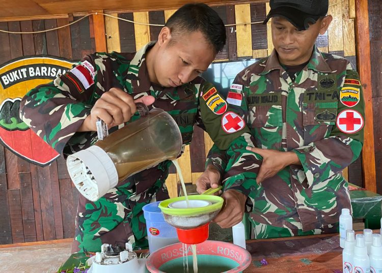 Personel Satgas Pamtas RI-PNG Yonif 122/TS Pos Kalipay Kipur C, saat mempraktikkan 
 tanaman bunga lavender menjadi obat nyamuk karena mengandung Lianol yang tidak disukai nyamuk.(Satunusantara news/HO-Yonif 122/TS).