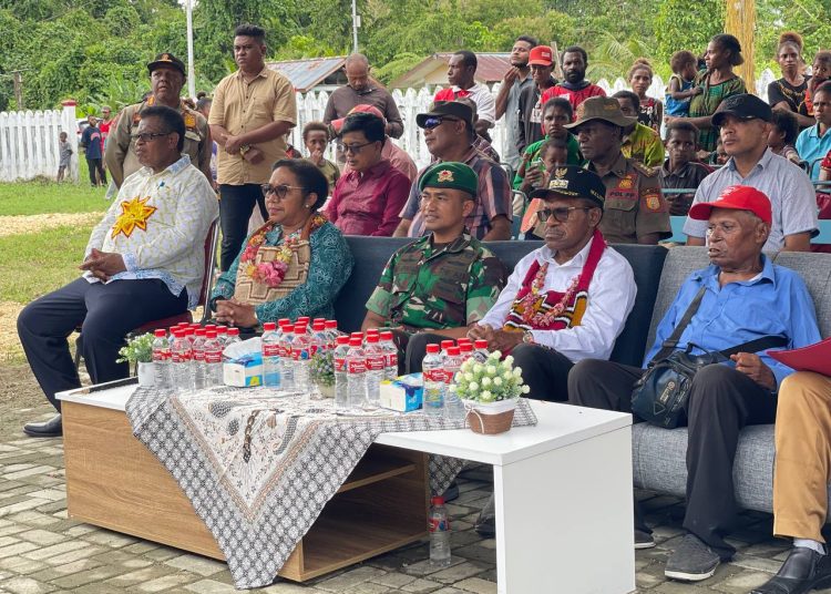 Dansatgas Yonif 122/ TS, Letkol Inf Diki Apriyadi (tengah) saat menghadiri pembagian rumah adat di Kampung Mosso, Distrik Muaratami, Jayapura.(Satunusantara news/HO-Yonif 122/TS).