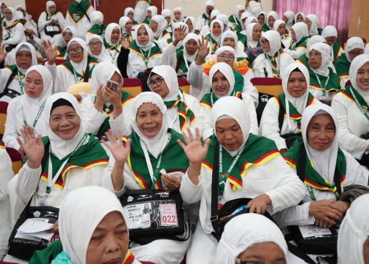 Sebanyak 360 JCH Kloter 01 asal Kabupaten Asahan, saat masuk Aula Jabal Nur Asrama Haji Medan.(Satunusantara news/HO-Humas Haji Medan).