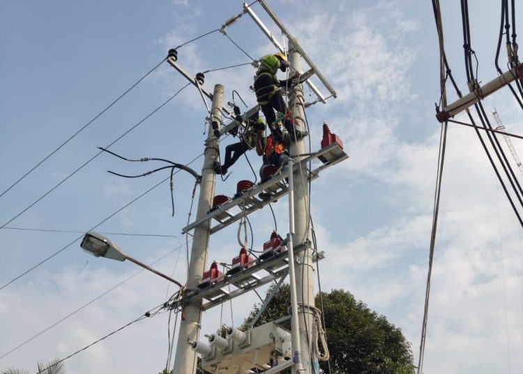 Petugas PLN sedang melakukan pemasangan permohonan pasang baru pelanggan atas nama Yakin Anthony dengan daya 555 kilo Volt Ampere (kVA) di PLN Unit Pelaksana Pelanggan (UP3) Binjai.(Satunusantara news/HO-Humas PLN UID Sumut).