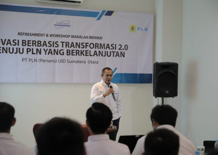 General Manajer PLN UID Sumatera Utara, Saleh Siswanto memberikan pengarahan kepada para innovator yang mengikuti  workshop innovasi di Hotel Swiss Bel Medan.(Satunusantara news/HO-Humas PLN UID Sumut).