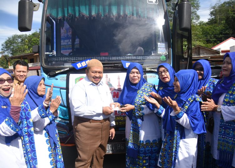 Bupati Tapsel Dolly Pasaribu (tengah) saat melepas  jemaah BBKMT Kabupaten Tapsel dalam mengikuti kegiatan kunjungan silaturahim ke BKMT Padang Lawas .(Satunusantara news/HO-Prokoim Tapsel).