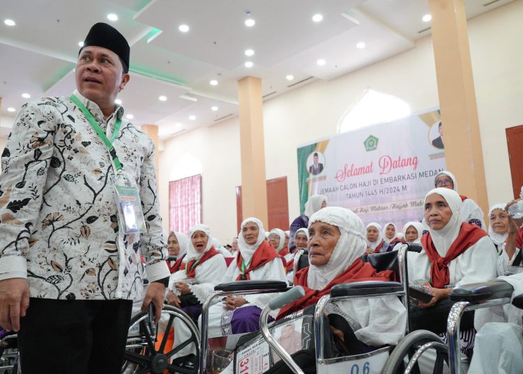 Kakanwil Kemenag Sumut, H. Ahmad Qosbi, saat menyambut kedatangan JCH asal Kabupaten Madina yang tergabung dalam Kloter 03 di Asrama Haji Medan.(Satunusantara news/HO-Humas Haji Medan).