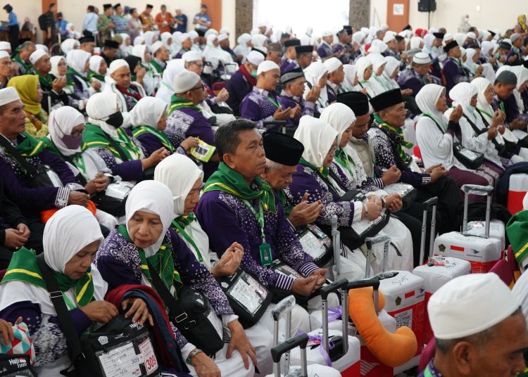 Jemaah calon haji (JCH) Kloter 02 asal Kota Medan, saat akan berangkat dari  Asrama Haji Medan.(Satunusantara news/HO-Humas Haji Medan).