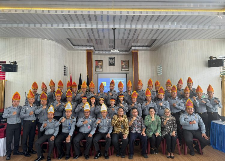 Tim Penilai Internal dari Itjen Kemenkumham pada Area III foto bersama dengan petugas Lapas Sibolga.(Satunusantara news/HO-Humas Kemenkumham Sumut).