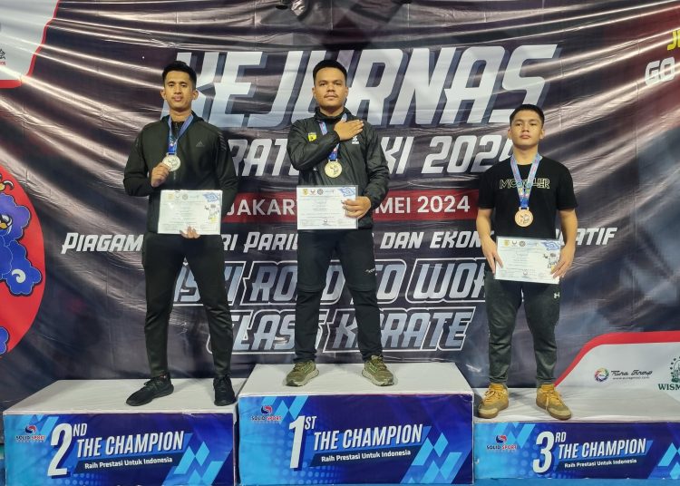 Briptu Arnold Steven Hall (tengah) personel Bid Humas Polda Sumut berhasil membawa dua medali emas kelas kumite senior 84 kg putra dan medali emas kelas kumite beregu gabungan junior U-21 dan senior putra.(Satunusantara news/HO-Humas Polda Sumut).