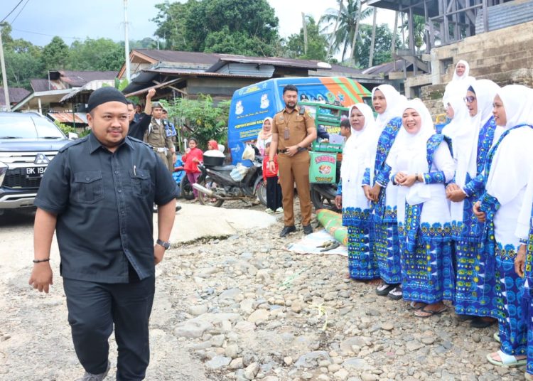 Bupati Tapsel) Dolly Pasaribu (kiri) mengapresiasi BKMT Tapsel yang membantu pemerintah daerah.(Satunusantara news/HO-Prokopim Tapsel).