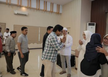 General Manajer PLN UID Sumut lepas 16 calon jemaah haji pegawai dan pensiunan  Med