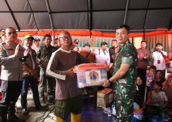Pangdam I/BB serahkan bantuan kemanusiaan di Nagari Lima Kaum Kabupaten Tanah Datar