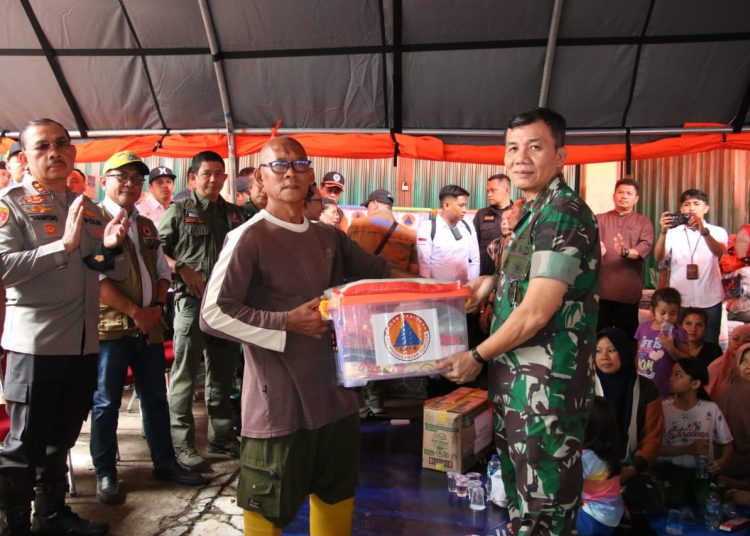 Pangdam I/BB  Mayjen TNI Mochammad Hasan menyerahkan bantuan kemanusian di Nagari Lima Kaum, Kecamatan Lima Kaum, Kabupaten Tanah Datar, Provinsi Sumatera Barat.(Satunusantara news/HO-Pendam I/BB).