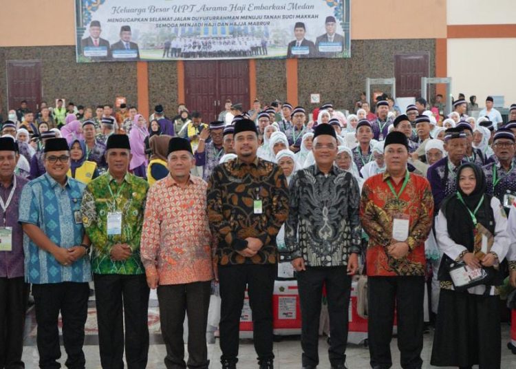 Kakanwil Kemenag Provinsi Sumut H. Ahmad Qosbi (dua kanan) saat foto bersama dengan Tim Kunjungan Kerja Spesifik Komisi VIII DPR RI yang meninjau pelayanan Embarkasi Medan.(Satunusantara news/HO-Humas Haji).