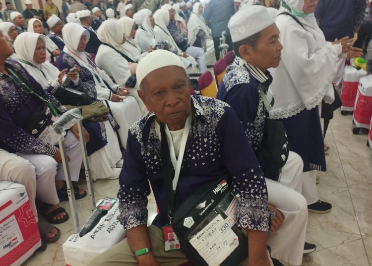 Aman Ruslan (72) seorang mantan wartawan senior di Kota Tinggi,  merasa bersyukur dapat menunaikan ibadah haji ke tanah suci Mekkah. (Satunusantara news/Munawar).