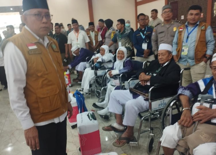 Jemaah calon haji Kloter 5 Embarkasi Medan, yang lanjut usia (lansia), dalam keadaan sakit, saat akan diberangkatkan dari Asrama Haji Medan menuju Bandara Internasional Kualanamu, Kabupaten Deli Serdang.(Satunusantara news/Munawar).