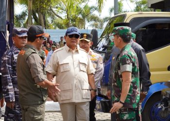 Pangdam I/BB dampingi Menhan Prabowo Subianto serahkan bantuan kepada korban banjir di Sumbar