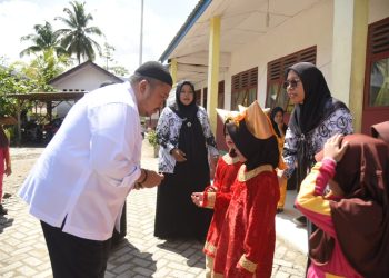 Bupati Tapsel bagikan susu gratis kepada pelajar SD di Kecamatan Sayur Matinggi