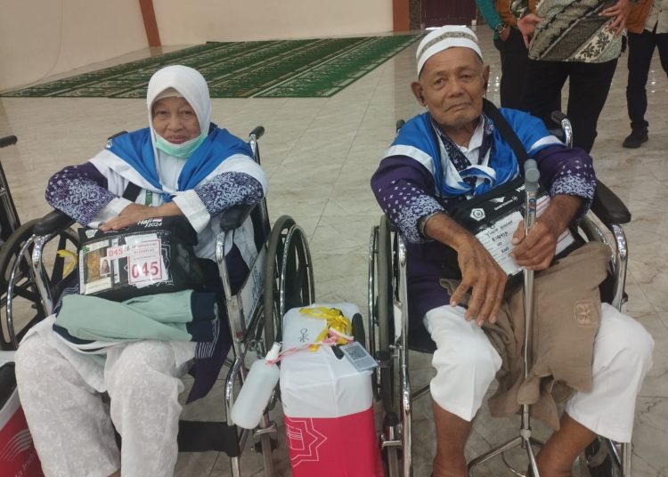 Yusuf Harahap (kanan) beserta istrinya Umi Khalsum (kiri) Duyufurrohman asal Kota Pematang Siantar Kloter 05 Embarkasi Medan).(Satunusantara news/Munawar).