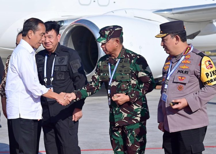 Panglima TNI Jenderal TNI Agus Subiyanto (tengah) menyambut kedatangan Presiden Republik Indonesia Ir. Joko Widodo,  di Base Ops Lanud I Gusti Ngurah Rai Bali.(Satunusantara news/HO-Puspen TNI).