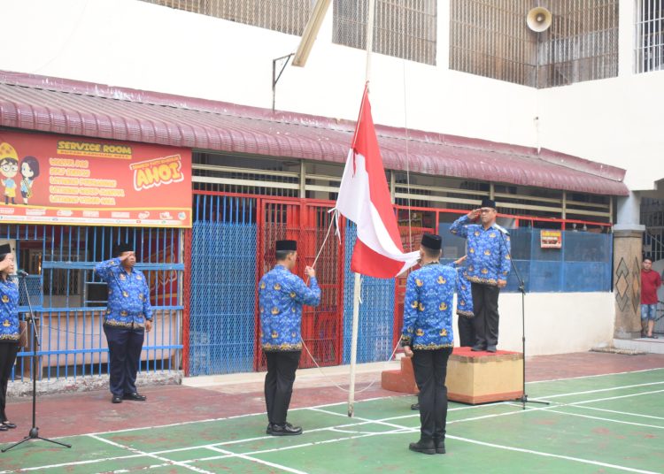 Kepala Rutan Kelas I Labuhan Deli, Erwin F Simangunsong (kanan) bertindak sebagai Inspektur Upacara pada  Peringatan Hari Kebangkitan Nasional ke- 116 tahun 2024.(Satunusantara news/Humas Rutan Labuhan Deli.(Satunusantara news/HO-Humas Rutan Labuhan Deli).