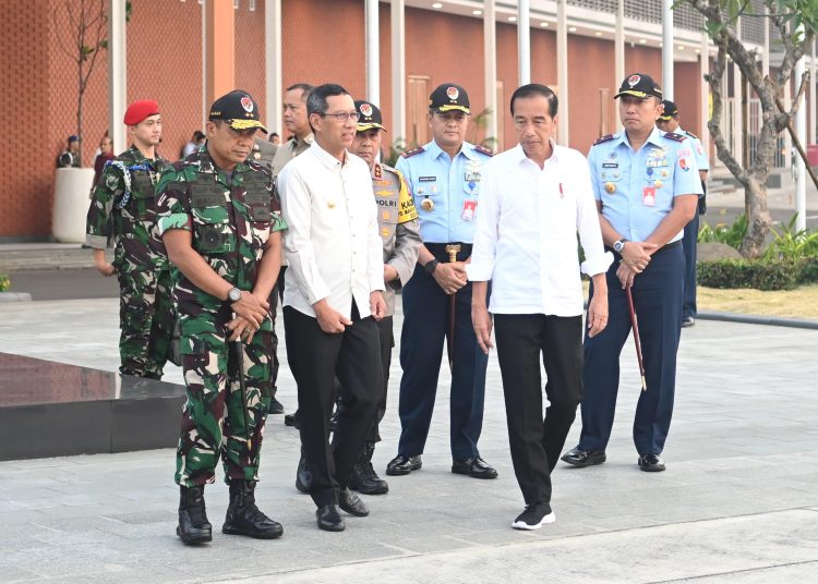 Presiden RI Joko Widodo bertolak menuju Provinsi Sumatera Barat untuk meninjau langsung lokasi bencana banjir bandang dan menyerahkan bantuan.(Satunusantara news/HO-Biro Pers, Media Sekretariat Presiden).