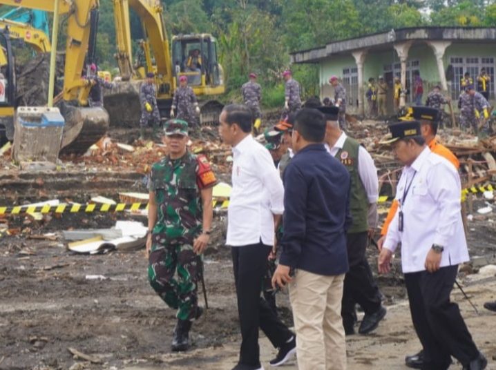 Pangdam I/BB Mayjen TNI Mochammad Hasan (kiri) saat mendampingi Presiden Jokowi (kemeja putih)  meninjau lokasi bencana banjir lahar dingin Gunung Marapi.(Satunusantara news/HO-Pendam I/BB).