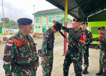 Dansatgas Yonkav 6/Naga Karimata berikan tas selempang tenunan khas NTT kepada anggota