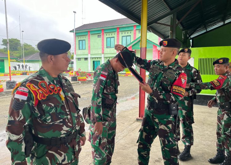 Personel  Satgas Yonkav 6/Naga Karimata mendapat tas selempang tenunan khas Nusa Tenggara Timur.(Satunusantara news/HO- Yonkav 6/Naga Karimata).