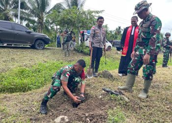Dansatgas Yonif 122/TS laksanakan peletakan batu pertama pembangunan BTS di wilayah perbatasan RI-PNG