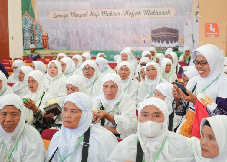 Menjelang keberangkatan gelombang 2 Tamu Allah dari Embarkasi Medan dimulai Jum’at, diimbau agar memakai kain ihram sejak dari embarkasi.(Satunusantara news/HO-Humas Haji Medan).