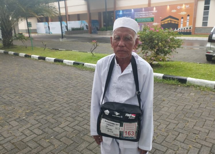 Baharuddin Harahap (76)  petani sawit asal Kabupaten Padang Lawas (Palas), selama 13 tahun menabung dan menyisihkan pendapatannya untuk bisa berangkat menunaikan ibadah haji ke tanah suci Mekkah.(Satunusantara/Munawar).