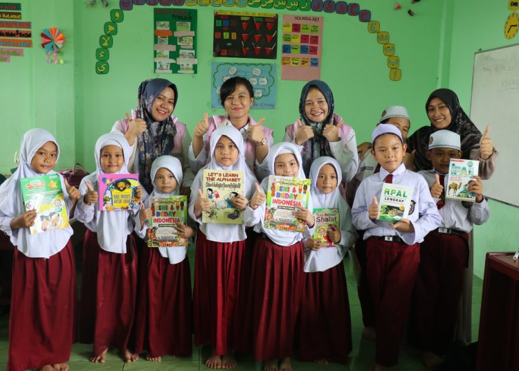 Srikandi UP3 Lubuk Pakam dengan siswa-siswi dan Guru Sekolah Dasar Islam Terpadu (SD IT) Bina Insani.(Satunusantara news/HO-Humas PLN UID Sumut)