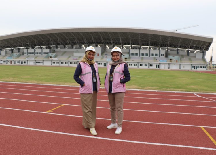 Srikandi PLN UP3 Lubuk Pakam melakukan foto di venue lapangan sepakbola  di Stadion Madya Disporasu, Kabupaten DelI Serdang, Sumatera Utara.(Satunusantara news/HO-Humas PLN UID Sumut).