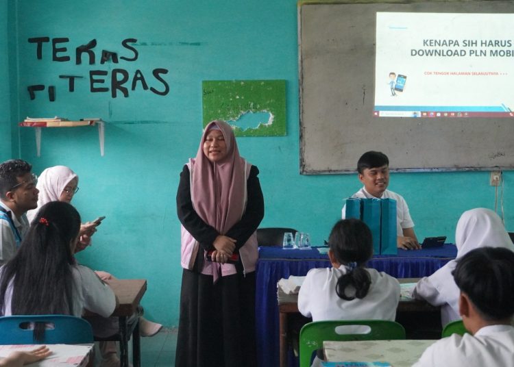 Srikandi PLN UP3 Rantauprapat Azzah Fadhilah  selak Team Leader K3L PLN Layanan Pelanggan (ULP) Aek Nabara sosialisasikan bahaya kelistrikan kepada siswa/siswi SMK Negeri 1.(Satunusantara news/HO-PLN UID Sumut).