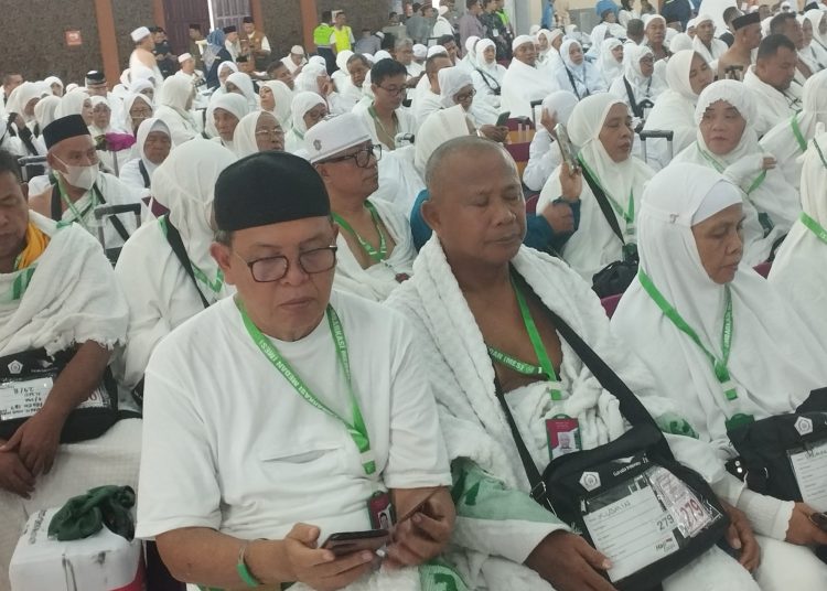 Sebanyak 354 Tamu Allah dar Kloter 11 Embarkasi Medan yang tergabung pada gelombang kedua, seluruhnya sudah mengenakan pakaian ihram di Embarkasi Medan. (Satunusantara news/Munawar)